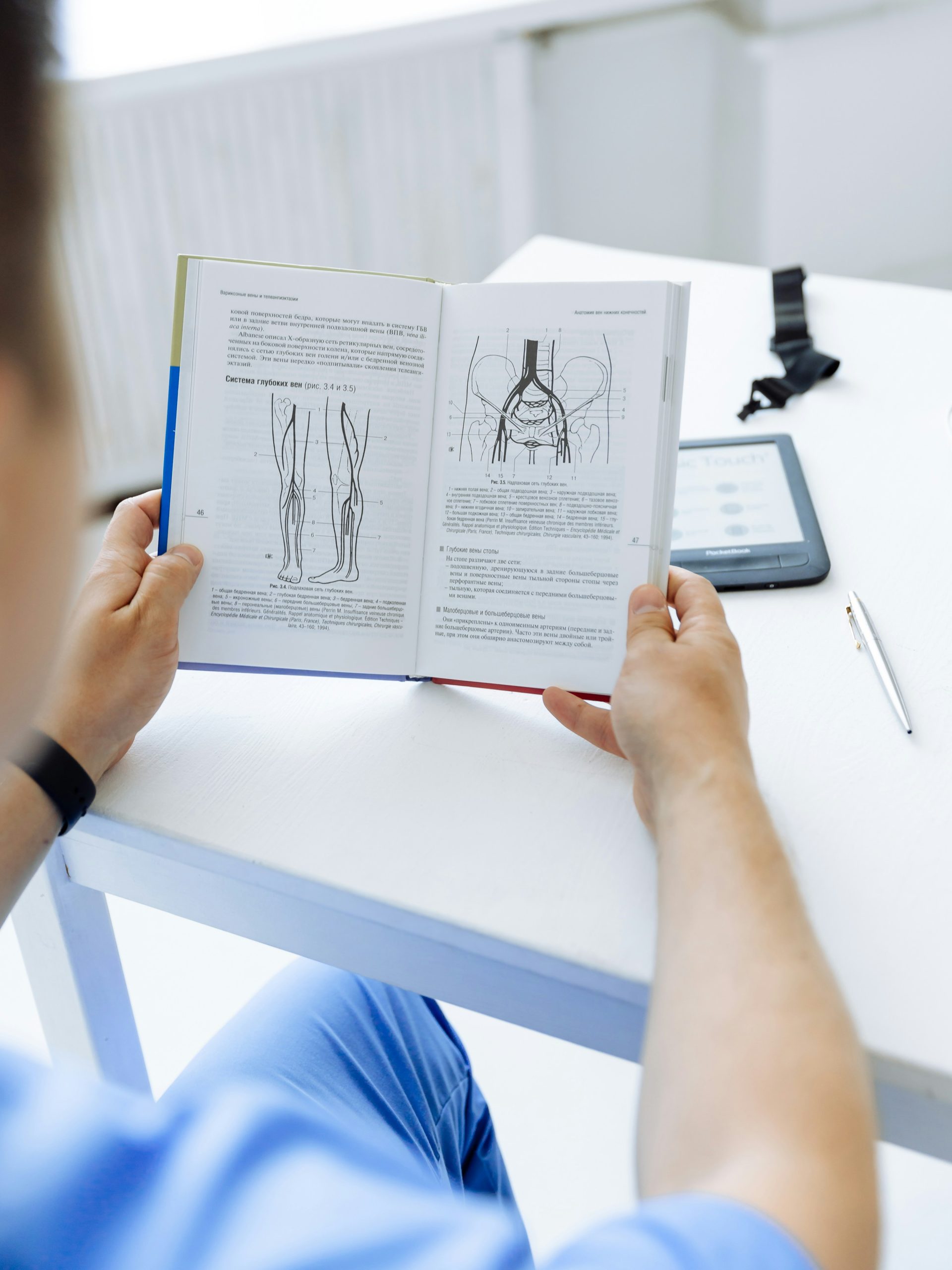 un hombre sentado en un escritorio leyendo un libro