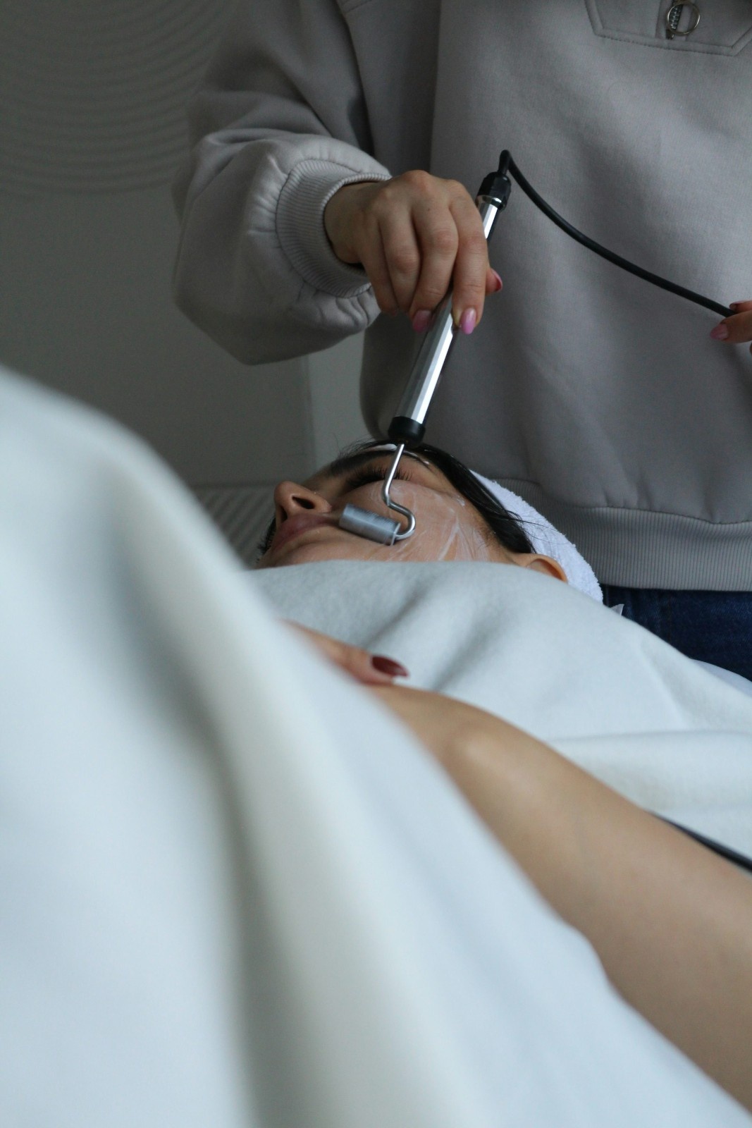 Una mujer a la que un estilista le está cepillando el pelo.